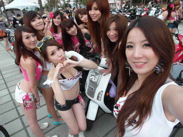 Foto Cewek Cantik dan Seksi SPG Taiwan