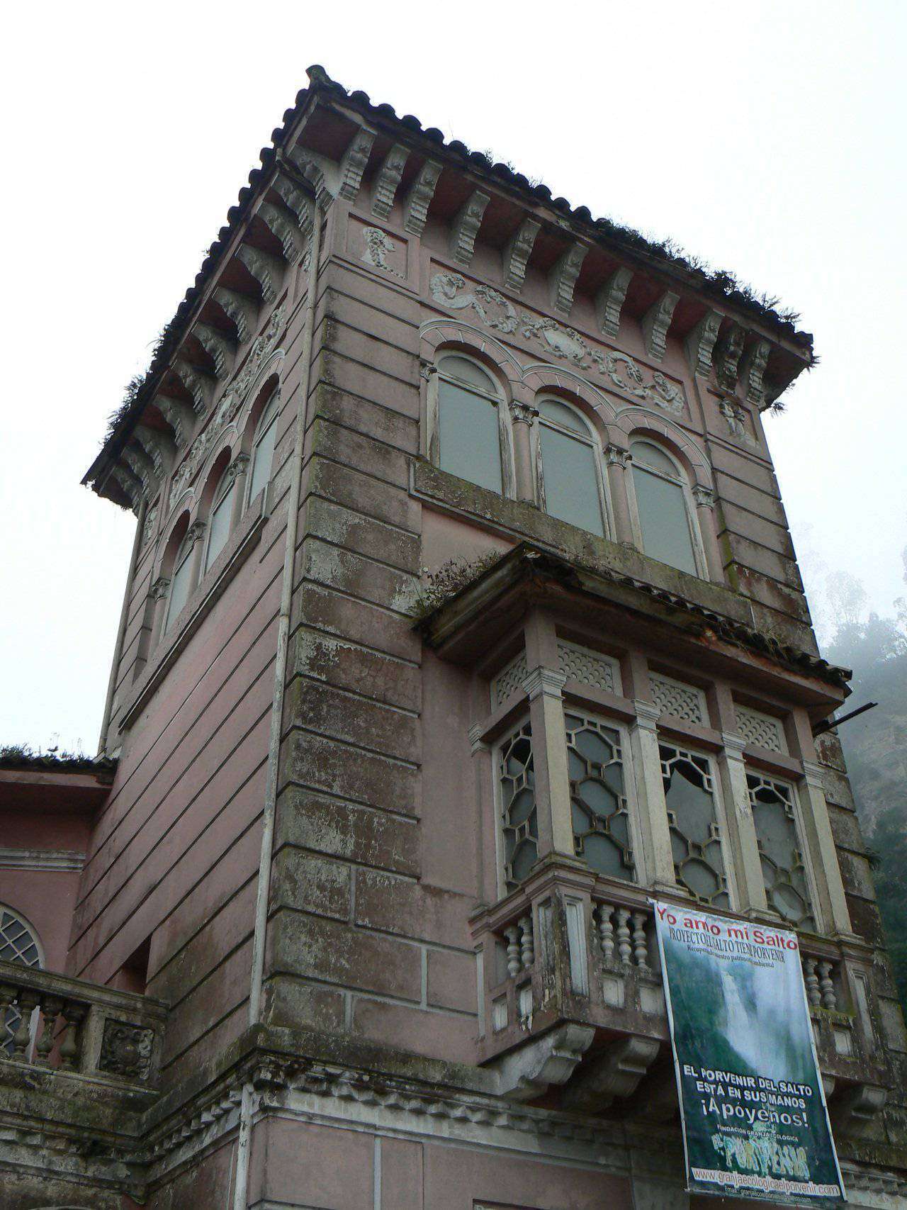 1280x1707 Opuszczony hotel 19