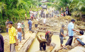 Korban Banjir Butuh Makanan & Pakaian 17 Rumah Masih Terendam Air Setinggi 1 Meter 6521963e562c2bd36afffd6ed8cec133477a798 Korban Banjir Butuh Makanan & Pakaian 17 Rumah Masih Terendam Air Setinggi 1 Meter